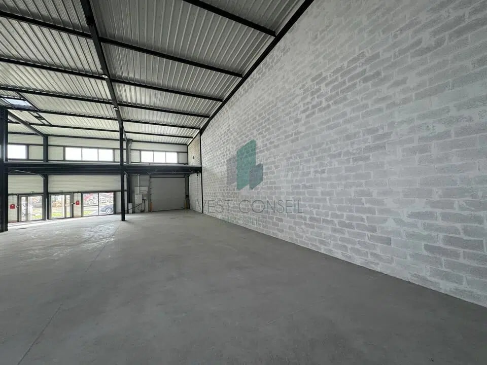 Flex in Le Thillay for lease Building Photo- Image 1 of 6