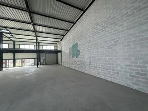 Flex in Le Thillay for lease Building Photo- Image 1 of 6