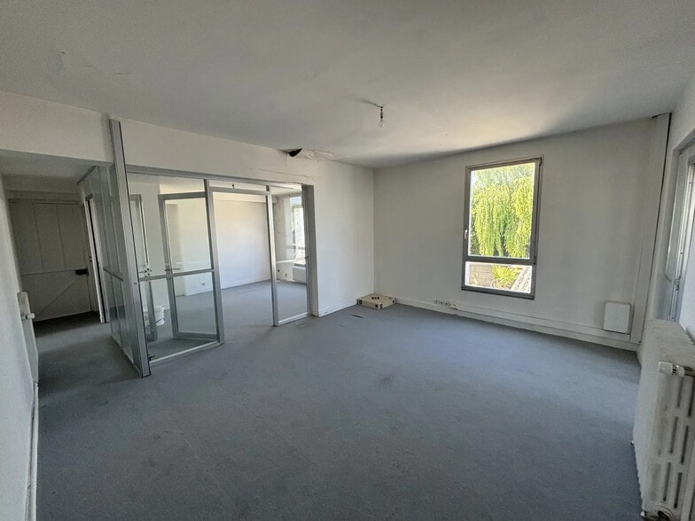 Office in Houilles for lease - Interior Photo - Image 2 of 9