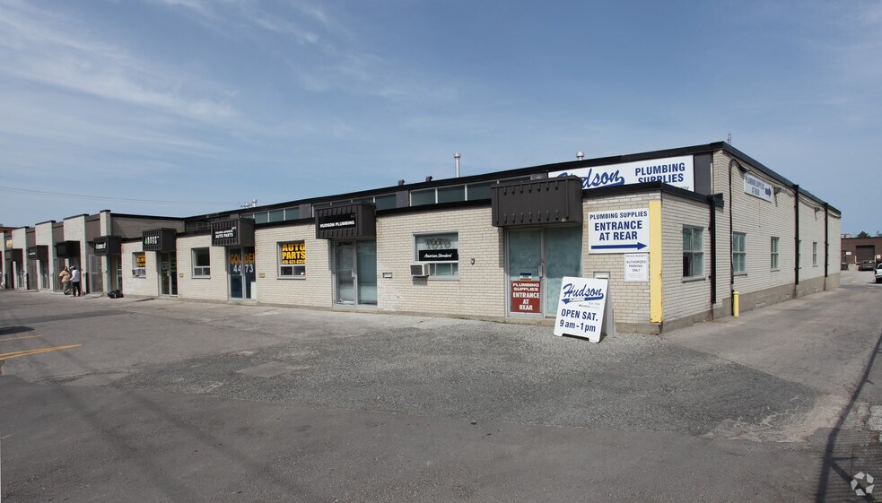 4469-4485 Chesswood Dr, Toronto, ON à louer - Photo du bâtiment - Image 2 de 4