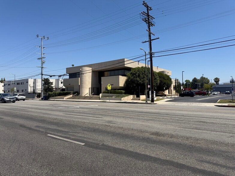 10324 Balboa Blvd, Granada Hills, CA à louer - Photo principale - Image 1 de 1