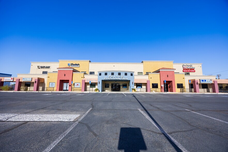 1503 N Imperial Ave, El Centro, CA à vendre - Photo du bâtiment - Image 2 de 27