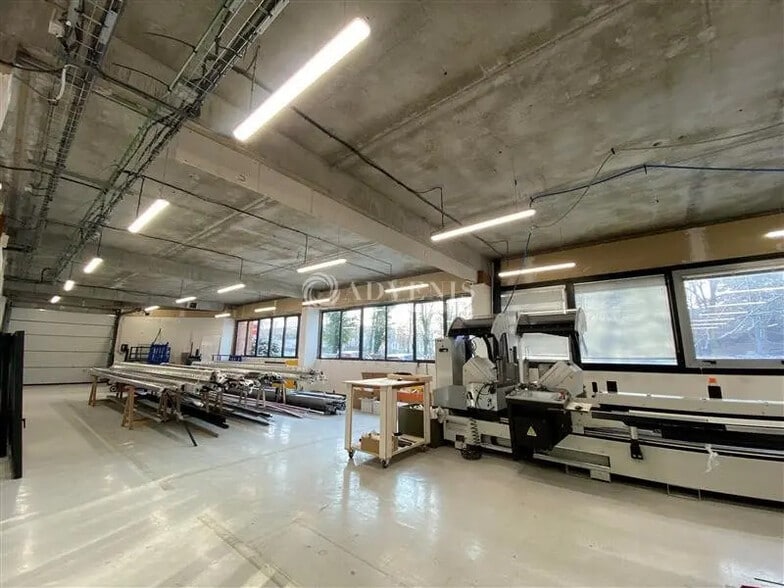 Flex in Montigny-le-Bretonneux for lease - Interior Photo - Image 2 of 7