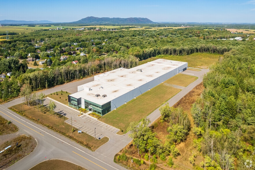 1110 Rue Bousquet, Granby, QC à louer - Photo du bâtiment - Image 1 de 21