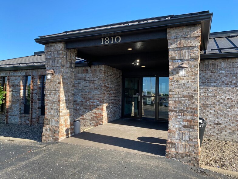 1810 Crestview Dr, Hudson, WI à vendre - Photo du bâtiment - Image 1 de 23