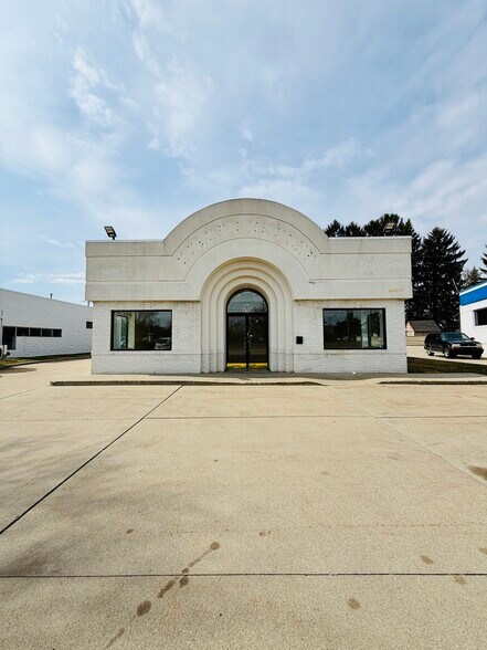36277 S Gratiot Ave, Clinton Township, MI à louer - Photo principale - Image 1 de 6