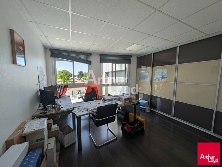 Flex in La Mézière for lease - Interior Photo - Image 3 of 10