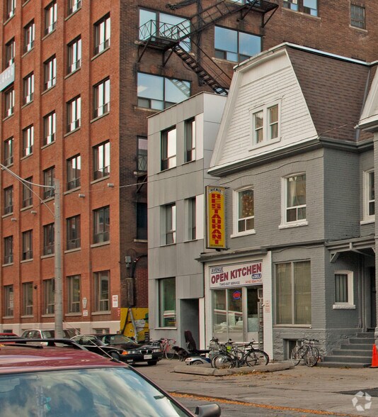 5 Camden St, Toronto, ON à vendre - Photo du bâtiment - Image 2 de 3