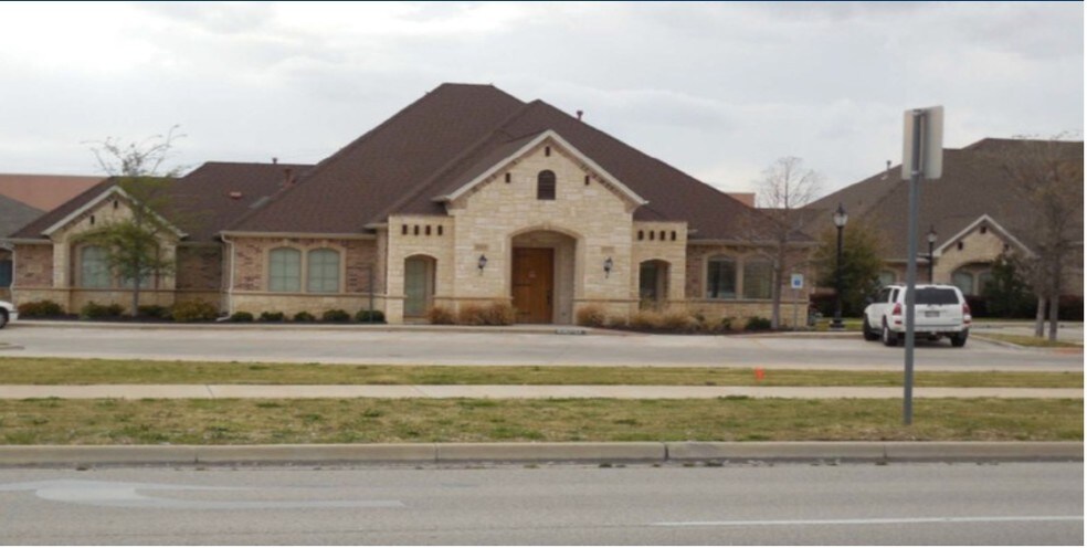 8313 Whitley Rd, Watauga, TX à louer - Photo du bâtiment - Image 2 de 15