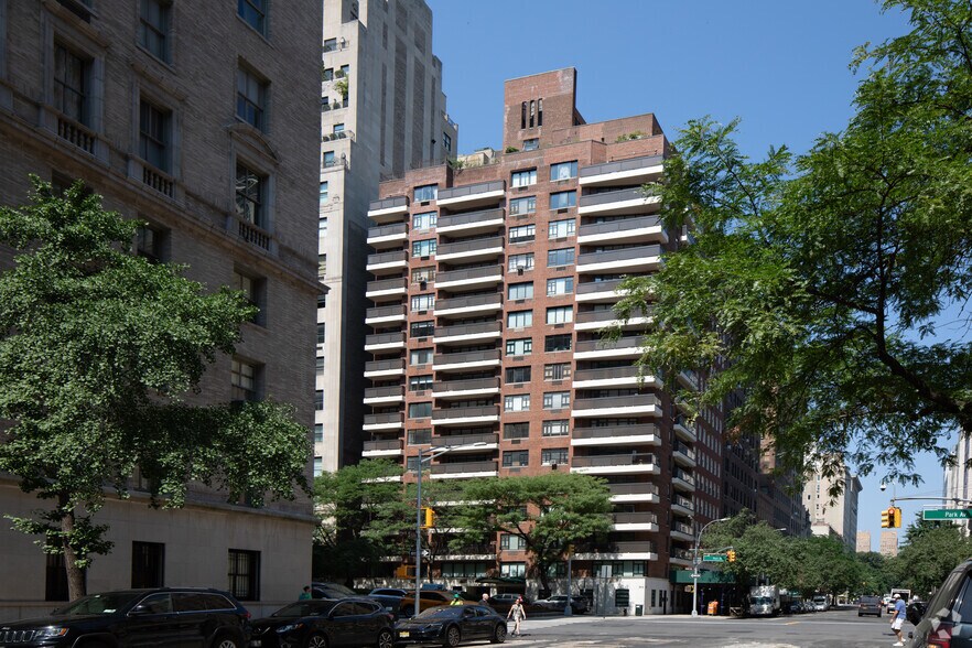750 Park Ave, New York, NY à vendre - Photo du bâtiment - Image 2 de 5