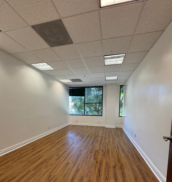 116-120 E Broadway, Glendale, CA for lease - Building Photo - Image 1 of 10