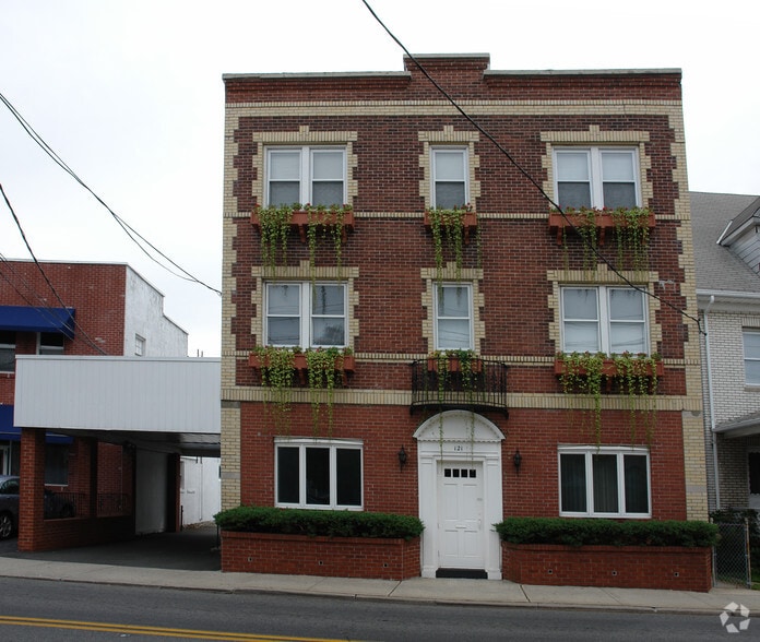 121 Regent St, Port Chester, NY à vendre - Photo du bâtiment - Image 2 de 22