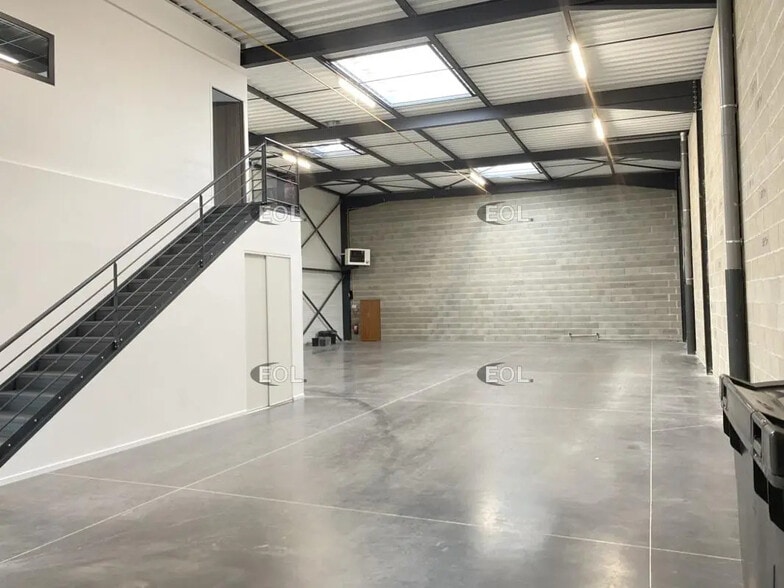 Industrial in Genas for lease - Interior Photo - Image 2 of 17