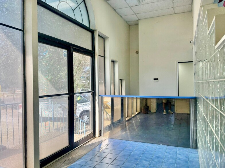 8370 San Gabriel Dr, Laredo, TX à louer - Photo du bâtiment - Image 2 de 12