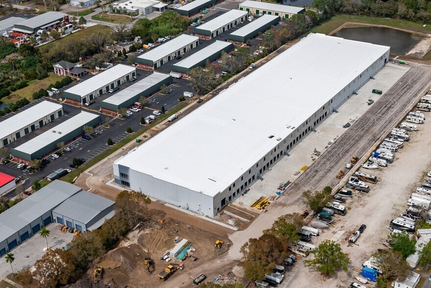 13209 Memorial Hwy, Tampa, FL à louer - Photo du bâtiment - Image 2 de 3