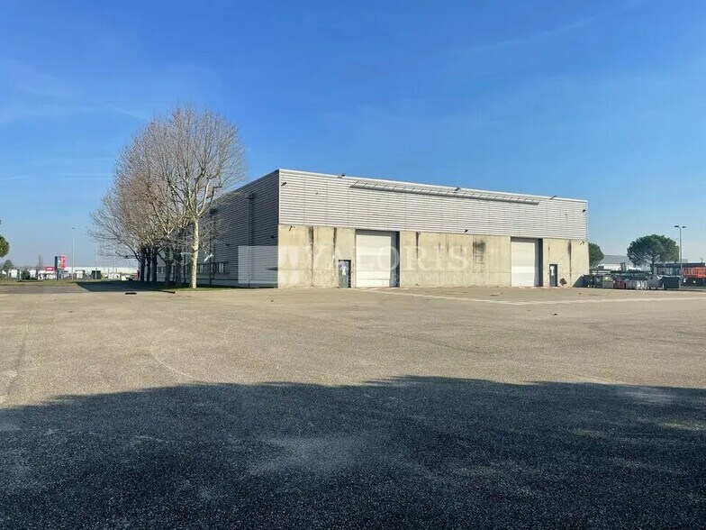 Flex in Saint-Priest for lease - Building Photo - Image 3 of 4