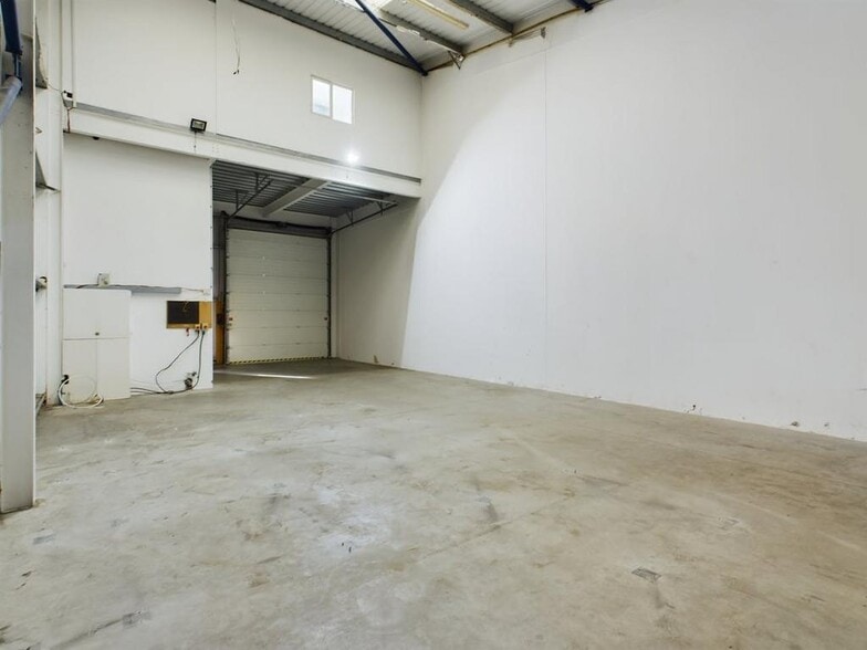 170 Rowan Rd, London for lease - Building Photo - Image 3 of 10