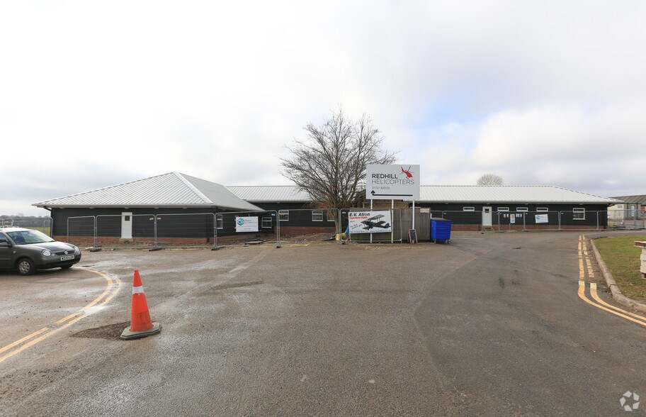 Kings Mill Ln, Redhill à louer - Photo du bâtiment - Image 2 de 4