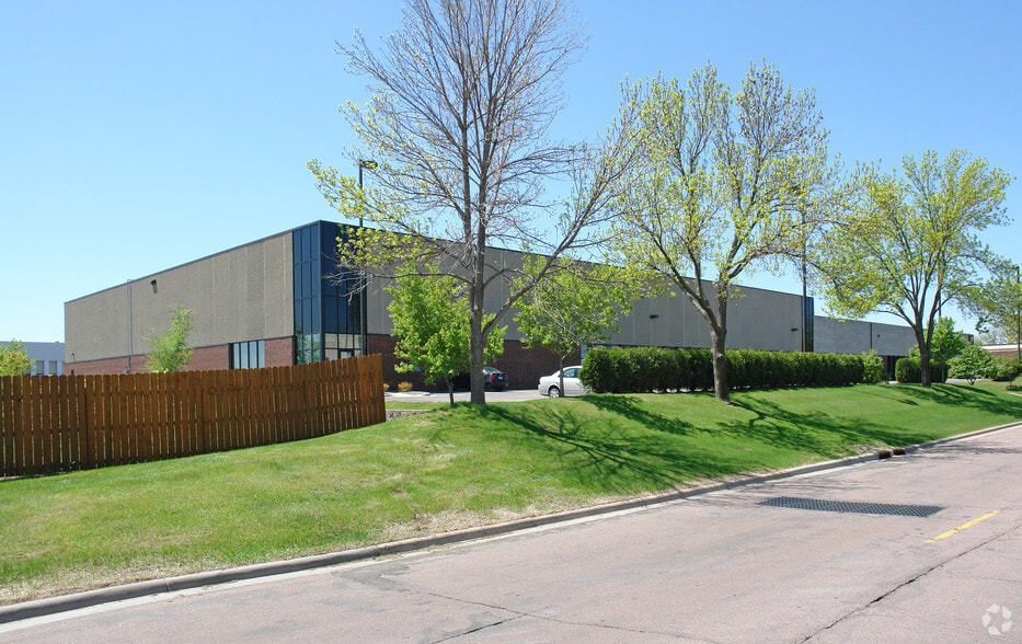 9601 Newton Ave S, Bloomington, MN à louer - Photo principale - Image 1 de 3