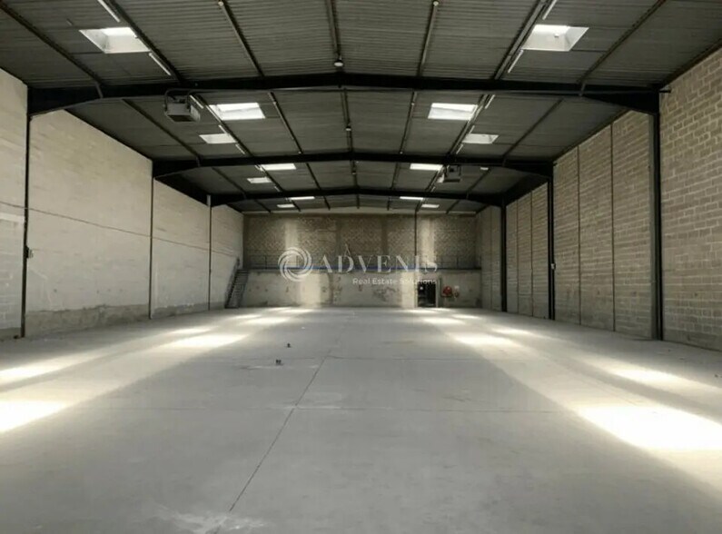 Flex in Morangis for lease - Interior Photo - Image 2 of 6