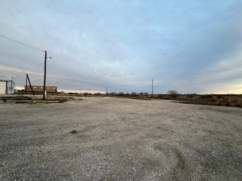 14201 S State Highway 95, Coupland, TX à vendre - Photo du bâtiment - Image 3 de 14