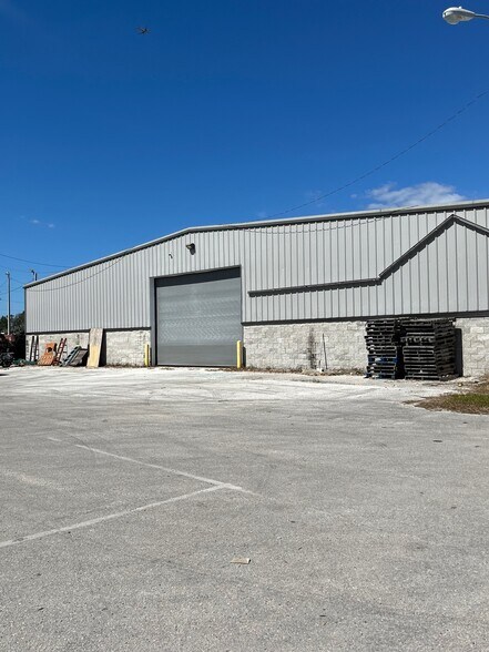 5824 W Linebaugh Ave, Tampa, FL à louer - Photo du bâtiment - Image 3 de 14