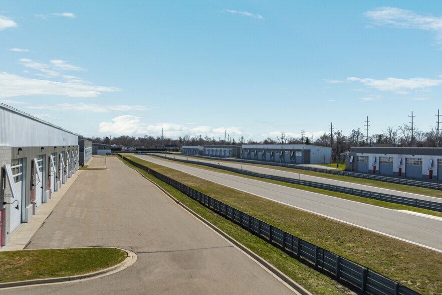 135 W Speed Way, Pontiac, MI for sale - Building Photo - Image 2 of 23