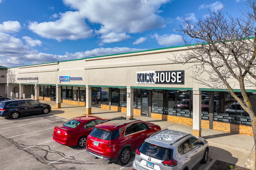 Village Green Shopping Center portfolio of 2 properties for sale on LoopNet.ca - Building Photo - Image 2 of 2