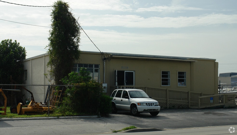 2119 Fowler St, Fort Myers, FL for sale - Building Photo - Image 2 of 10