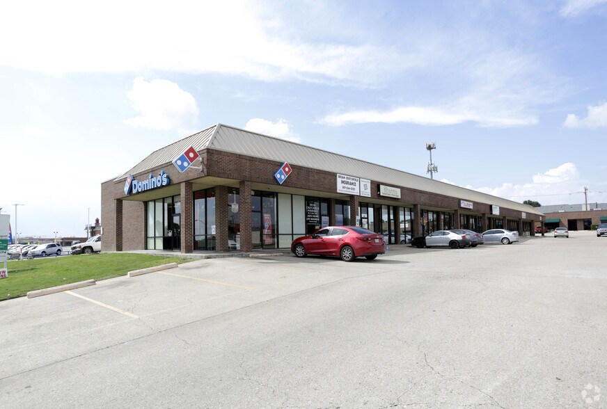 8808 Camp Bowie Blvd W, Fort Worth, TX for lease - Building Photo - Image 1 of 17