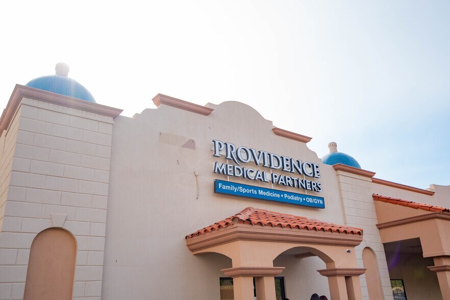 9870 N Gateway Blvd, El Paso, TX à louer - Photo du bâtiment - Image 2 de 51