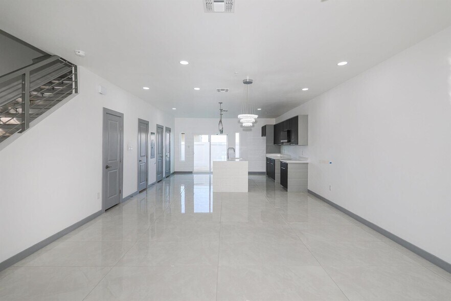 1011 Emerald Valley Dr, Laredo, TX à vendre - Photo intérieure - Image 2 de 12