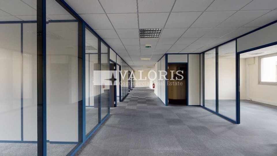6 Bis Rue Maryse Bastié, Bron for sale - Interior Photo - Image 3 of 9