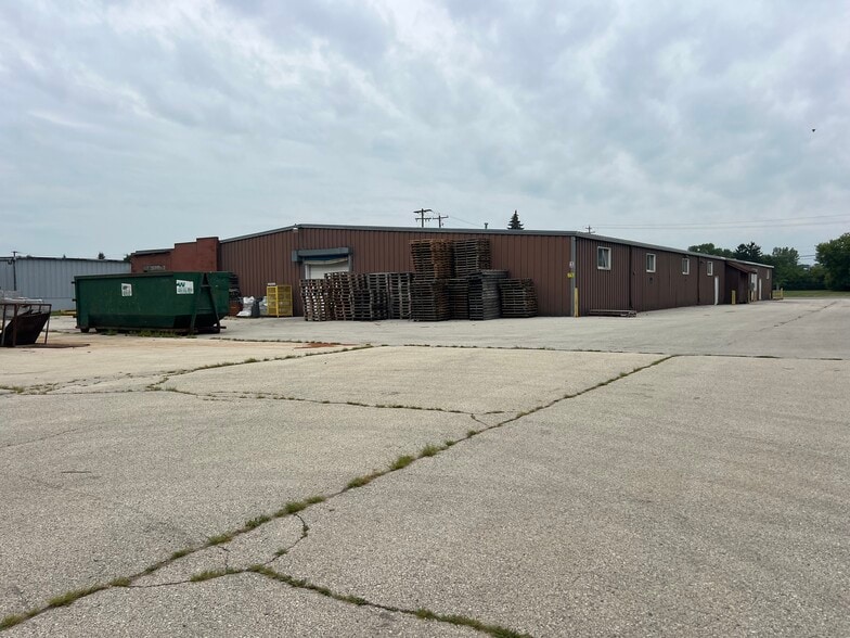 520 Progress Dr, Hartland, WI for lease - Building Photo - Image 2 of 11