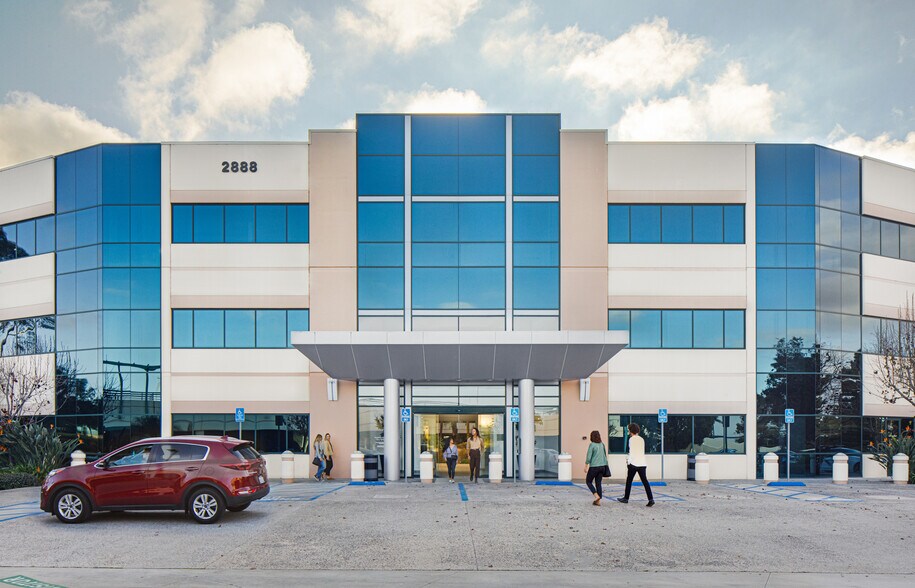 2888 Loker Ave E, Carlsbad, CA à louer - Photo du bâtiment - Image 2 de 11