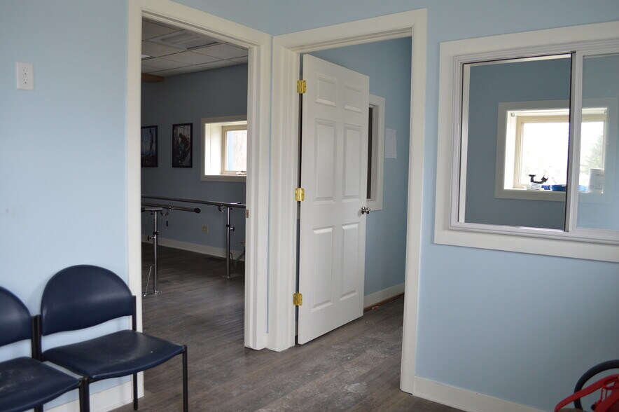 960 King Hwy, Kalamazoo, MI for sale - Lobby - Image 2 of 12