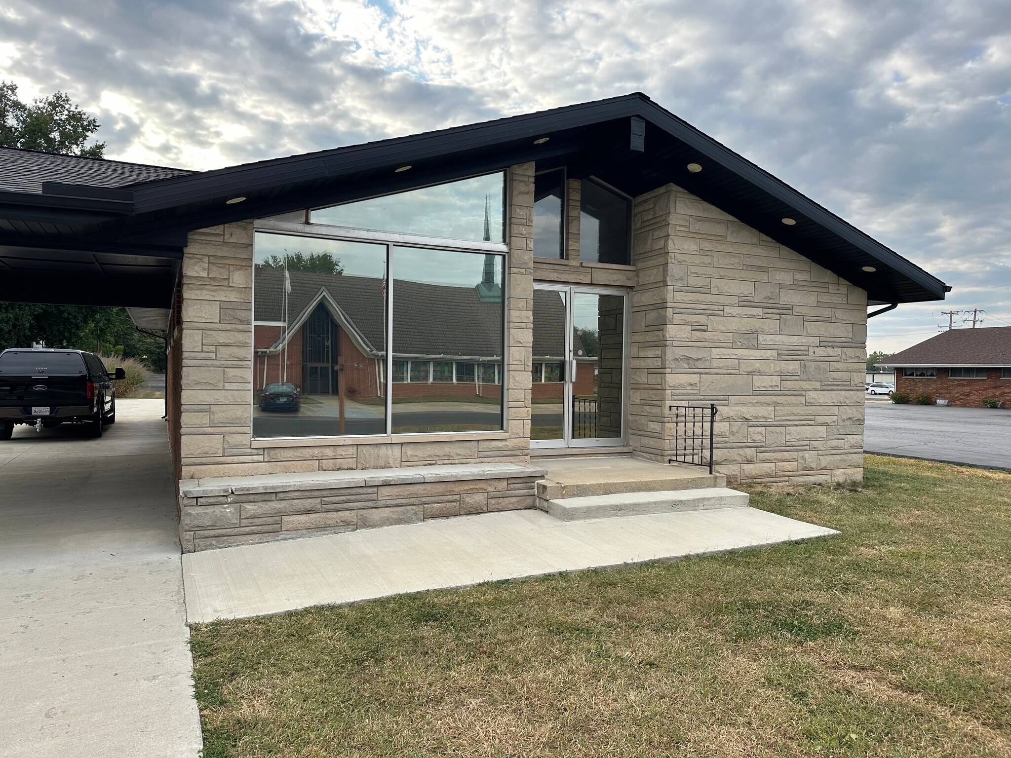 1011 N 8th St, Vandalia, IL for lease Primary Photo- Image 1 of 8