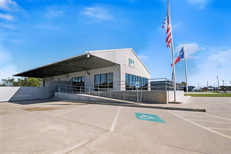 110 N Walker St, Angleton, TX à louer - Photo du bâtiment - Image 2 de 43