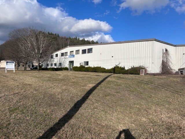 59 Plains Rd, Claremont, NH à vendre - Photo du bâtiment - Image 2 de 21