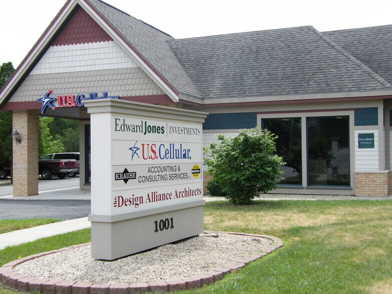 1001 Madison Ave, Fort Atkinson, WI à louer - Photo du bâtiment - Image 3 de 6