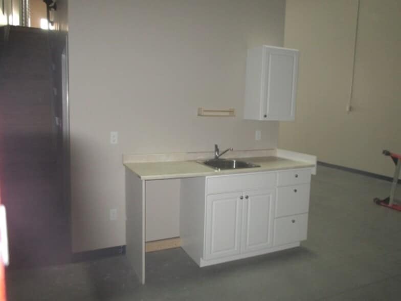 4807 32nd St SE, Calgary, AB for sale - Building Photo - Image 3 of 9