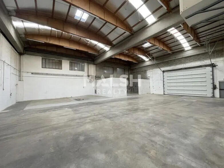 Flex dans Chassieu à louer - Photo du bâtiment - Image 2 de 10