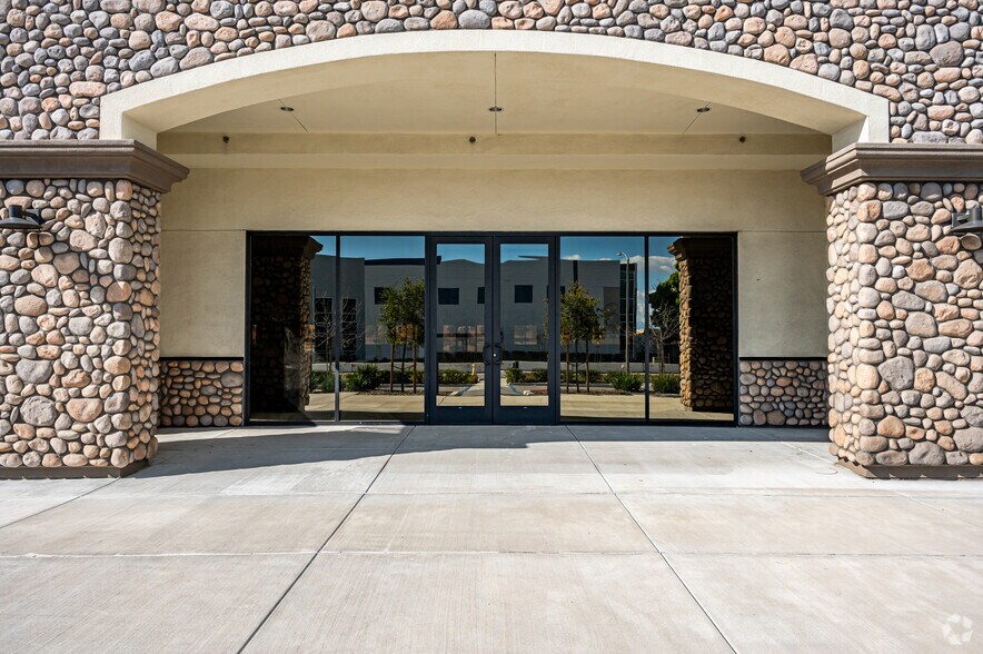 1623 E Holt Blvd, Ontario, CA à louer - Photo du bâtiment - Image 2 de 7