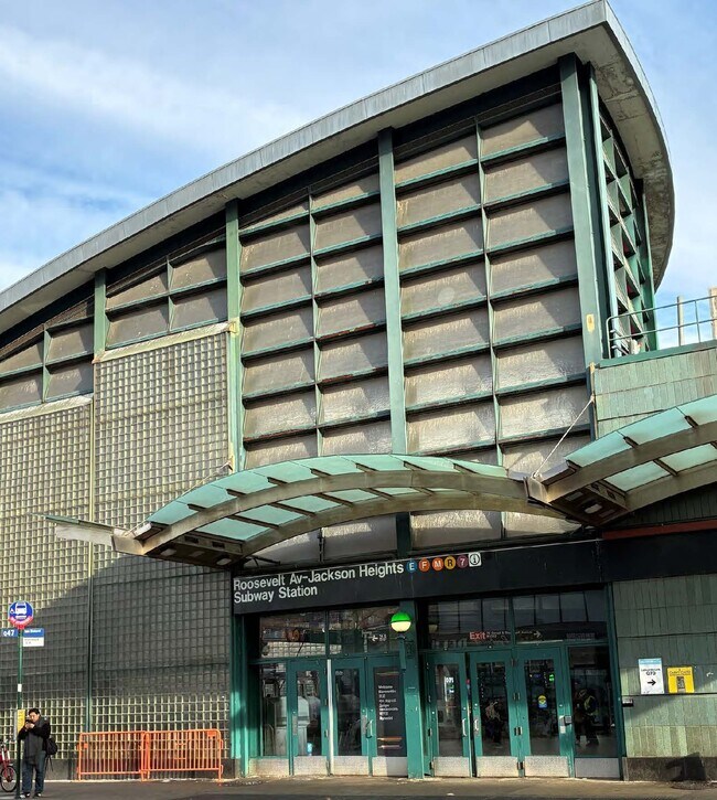 Plus de détails pour 74th St, Broadway & Roosevelt Ave, Jackson Heights, NY - Commerce de détail à louer