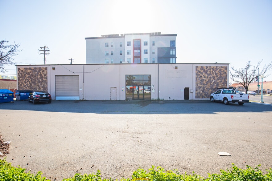 Elvas Ave Building + Yard portfolio of 2 properties for sale on LoopNet.ca - Building Photo - Image 2 of 23