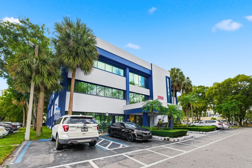 2950 W Cypress Creek Rd, Fort Lauderdale, FL à louer - Photo du bâtiment - Image 2 de 46