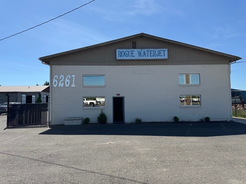 6261 Crater Lake Hwy, Central Point, OR for sale - Building Photo - Image 2 of 7