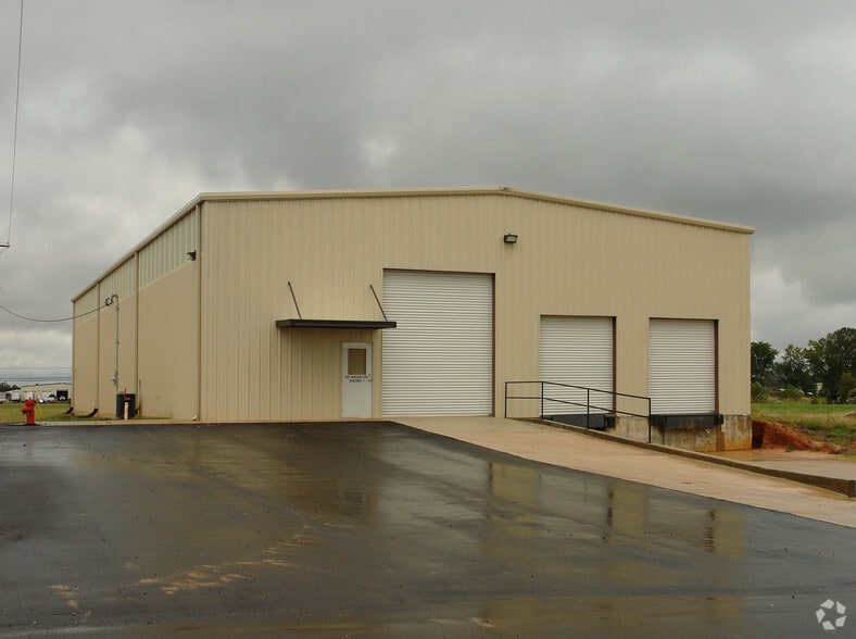 307 Walker Cir, Richland, MS for lease - Primary Photo - Image 1 of 4