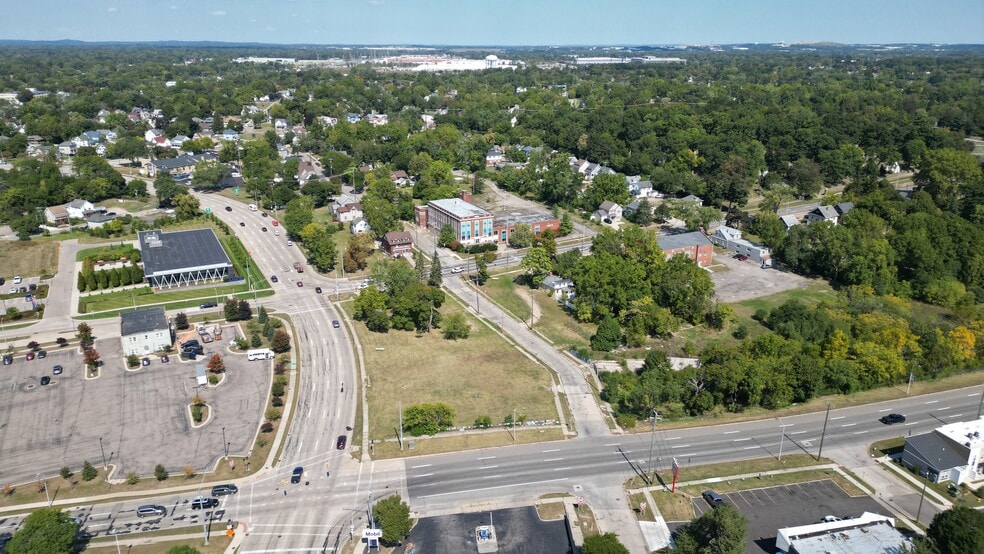 131 University Dr, Pontiac, MI for sale - Building Photo - Image 3 of 31