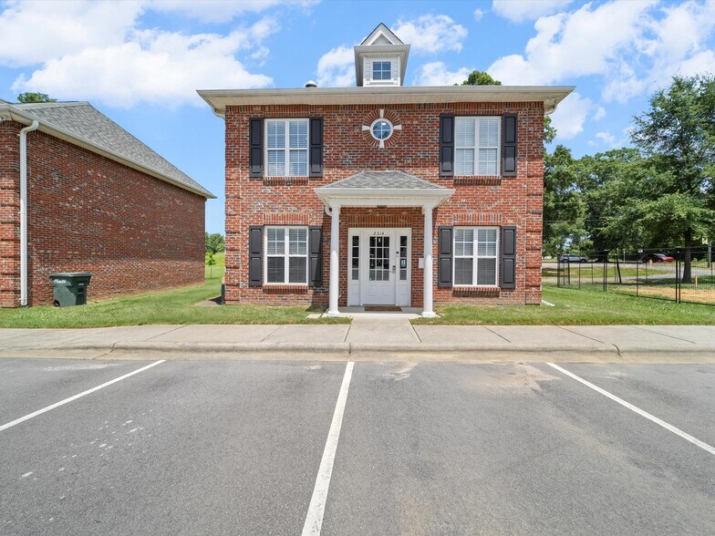 2314 Katie Leigh Ln, Monroe, NC à vendre - Photo du bâtiment - Image 2 de 46